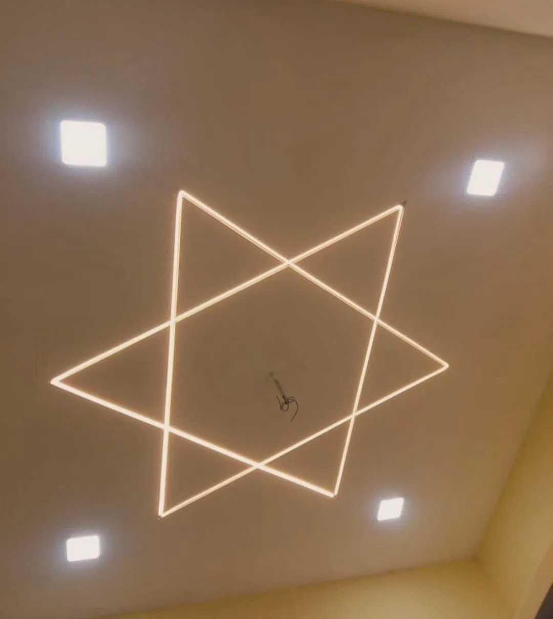 Geometrik tasarımlı lineer LED armatür tavan aydınlatması
